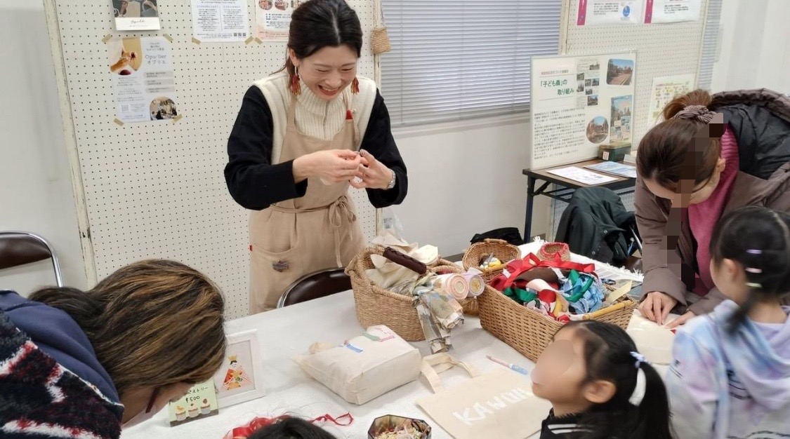 ワークショップで編み物をする髙田さん